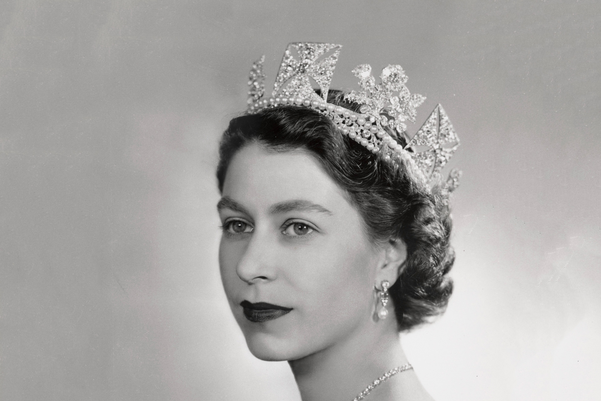 Queen Elizabeth jubilee jewellery