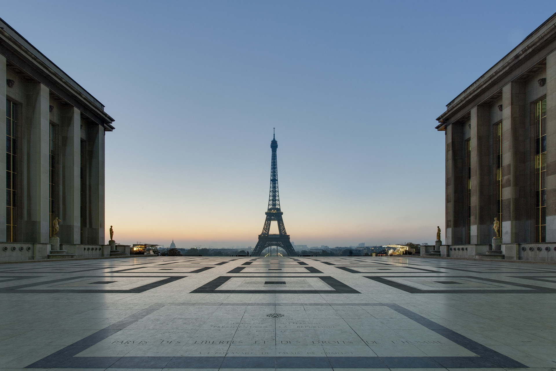 Landmark-Wrapped Facades : Louis Vuitton Eiffel Tower on 5th Avenue
