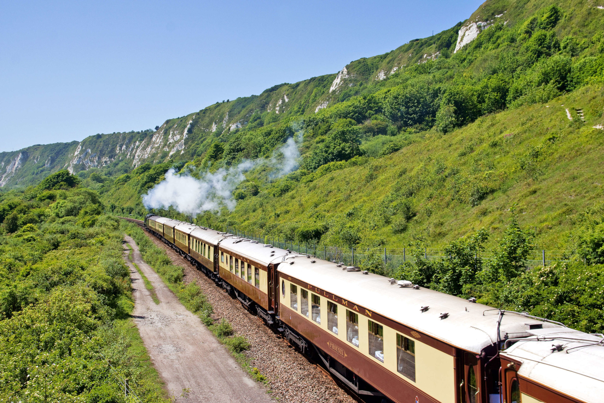 The Famed British Pullman Train Now Offers a Murder Mystery Experience –  Robb Report