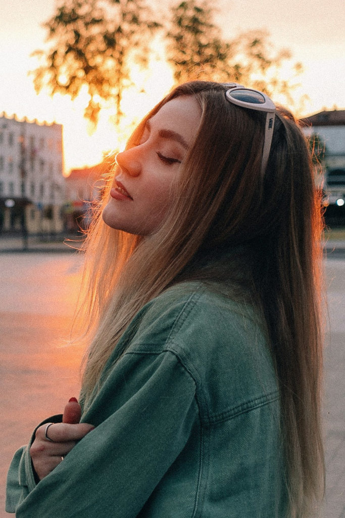 Woman standing in front of sunset | Aperol spritz makeup