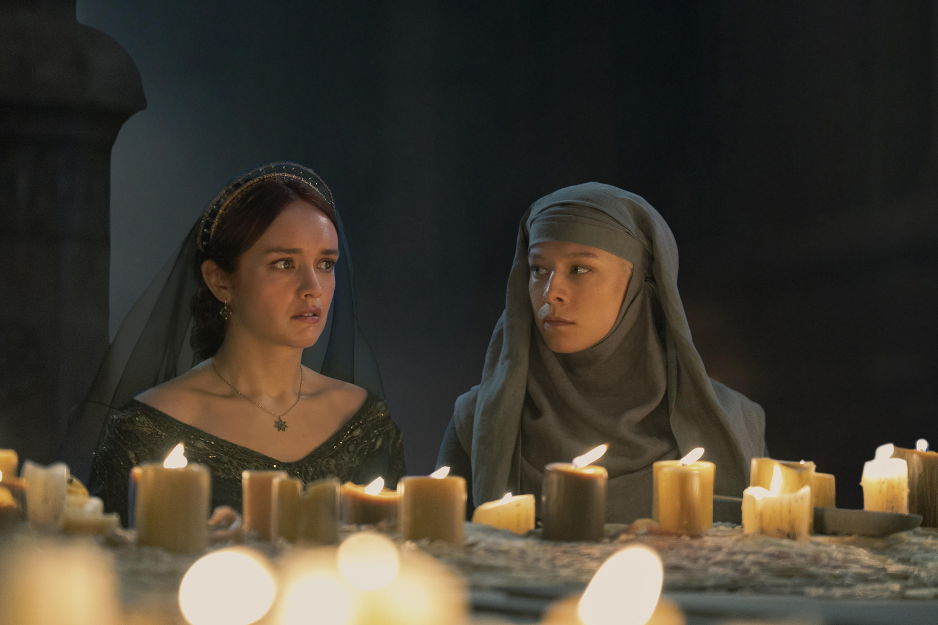 Olivia Cooke dans le rôle de la reine / reine douairière Alicent Hightower et Emma D'Arcy dans le rôle de la princesse / reine Rhaenyra Targaryen