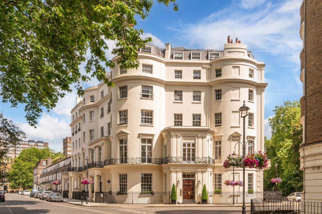 Period stucco apartment block in Hyde Park Square