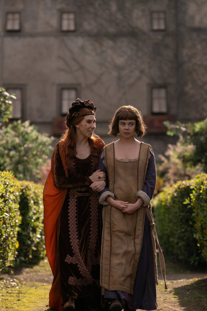 Zosia Mamet as Pampinea and Saoirse-Monica Jackson as Misia in Episode 105 of The Decameron