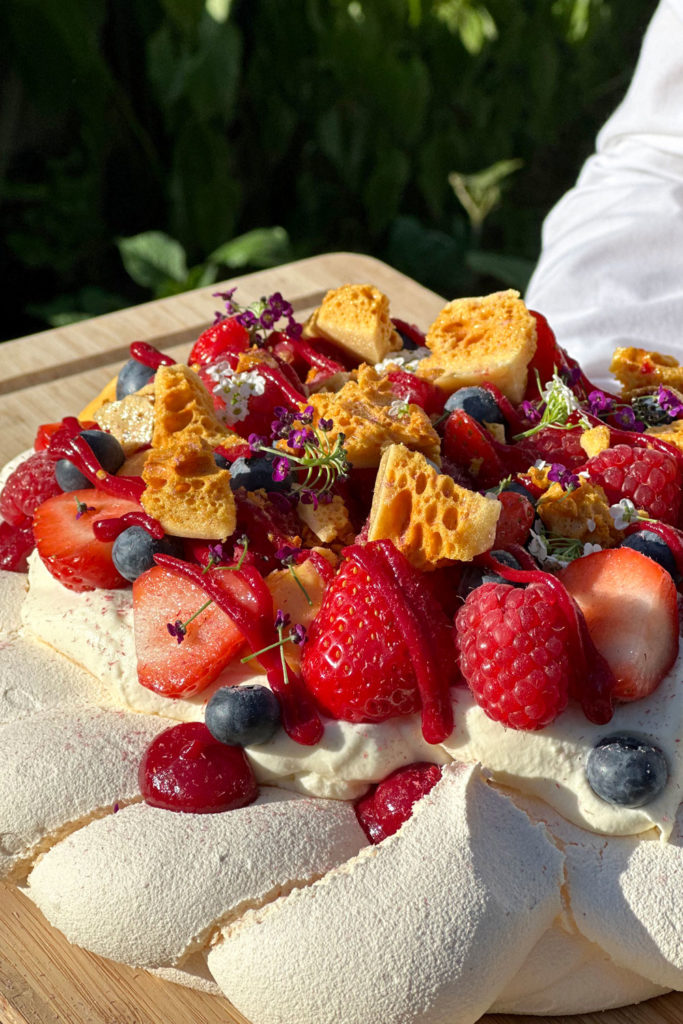 Berry pavlova