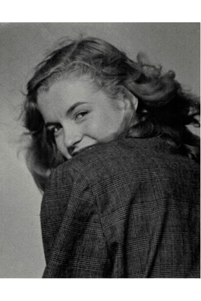 Norma Jeane Baker aka. Marilyn Monroe in 1946 at an early photo shoot