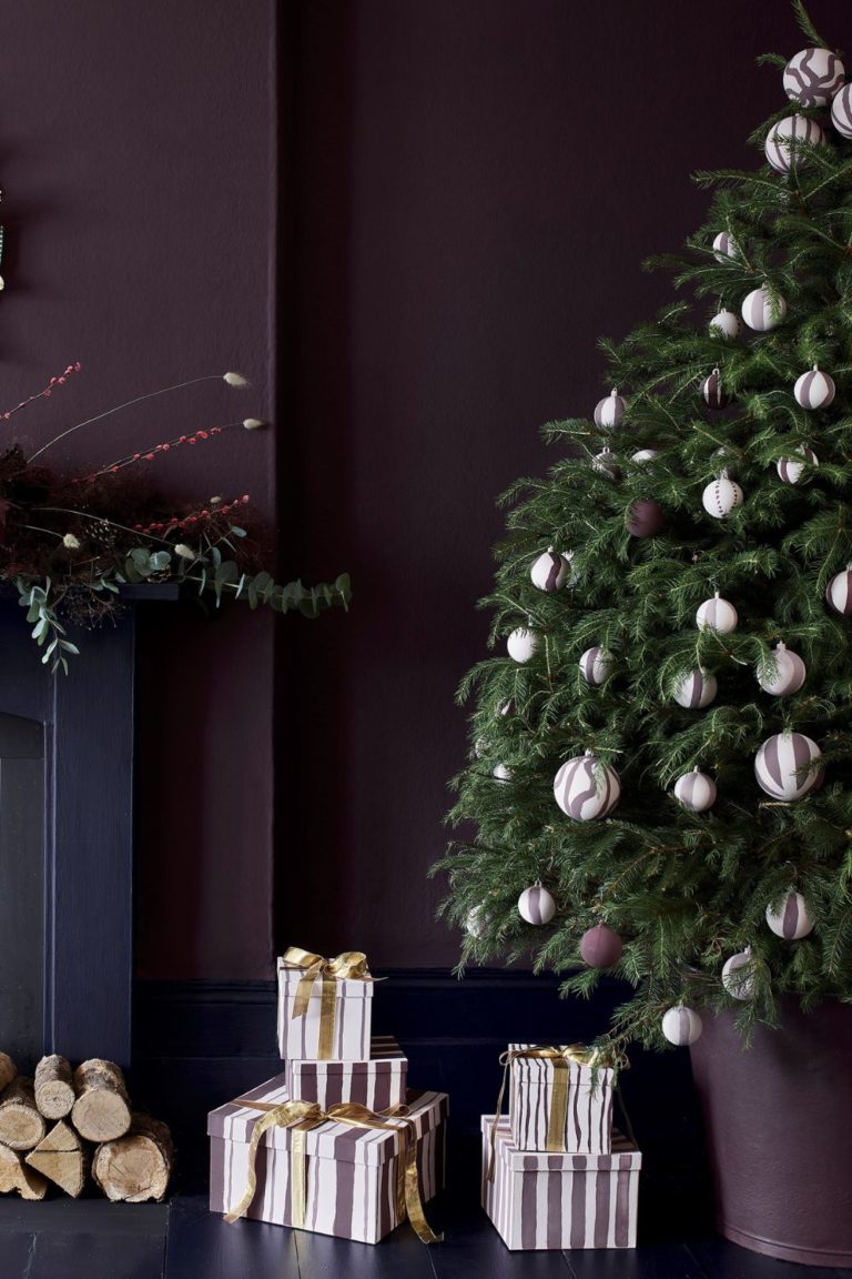 This Is How Interior Designers Are Decorating Their Christmas Trees This Year