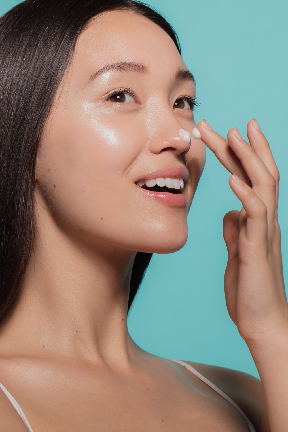 Moisture Sandwiching: This Korean Skincare Trend Is A Step Up From Slugging