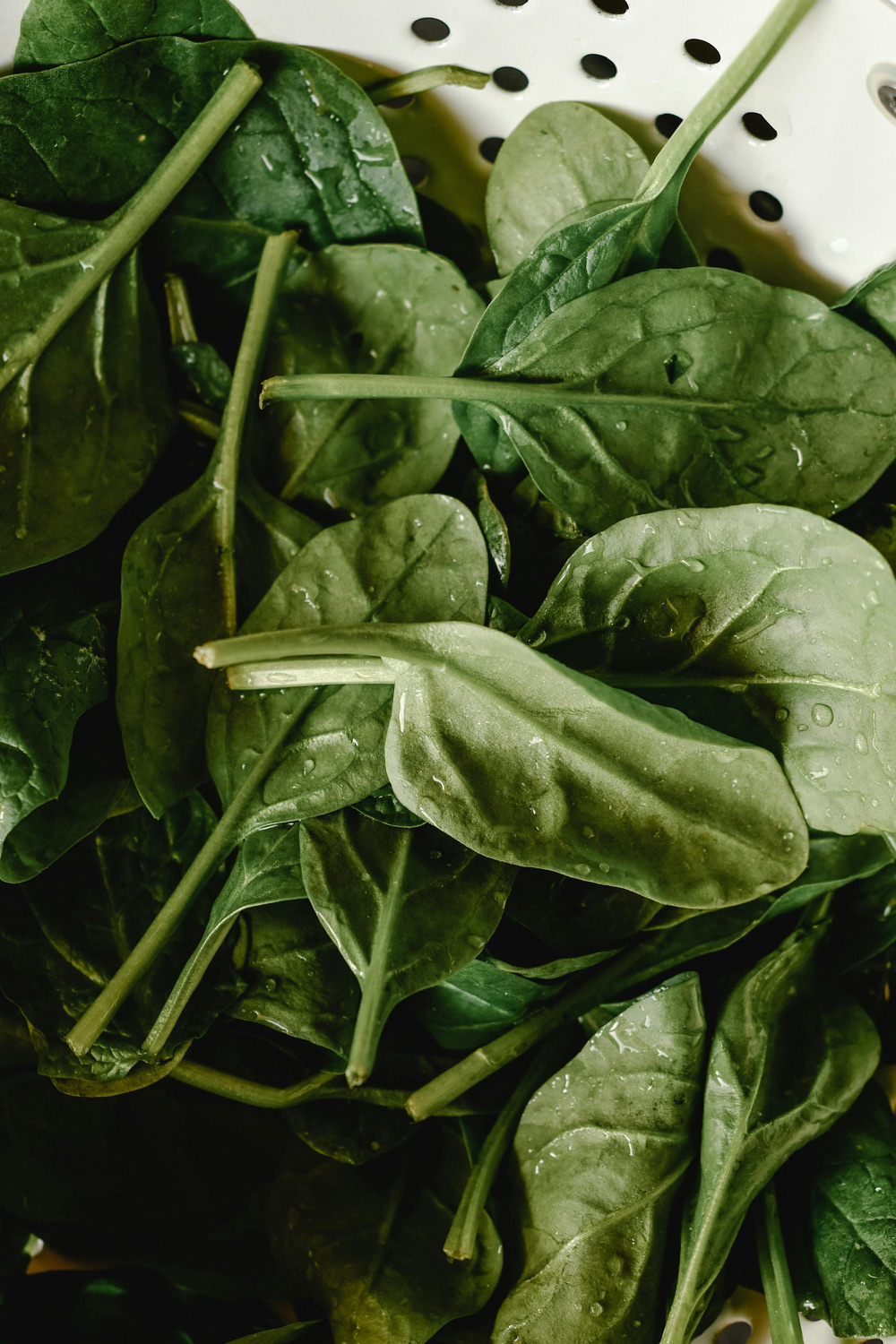 Should We Be Eating Raw Spinach In The Mornings?